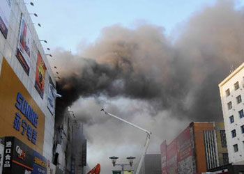 发生的吉林商业大厦火灾让人不由想起2004年发生的吉林市中百商厦大火