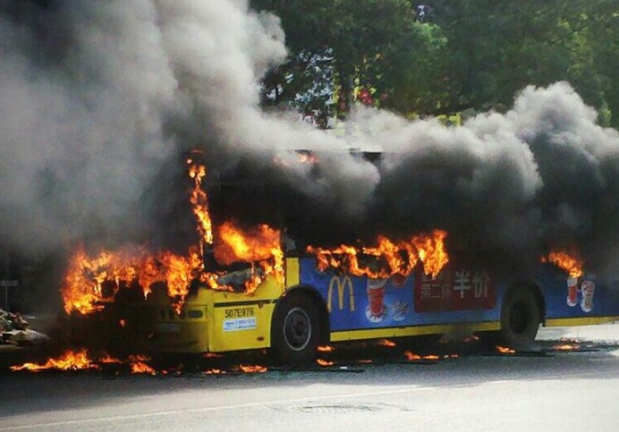 客车自燃:武汉一燃气公交车突发起火 司机果断处置避免更大事故