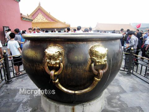 第一类铜鎏金吉祥缸,是比较贵重的,这种缸明代数量较少,到了清代多